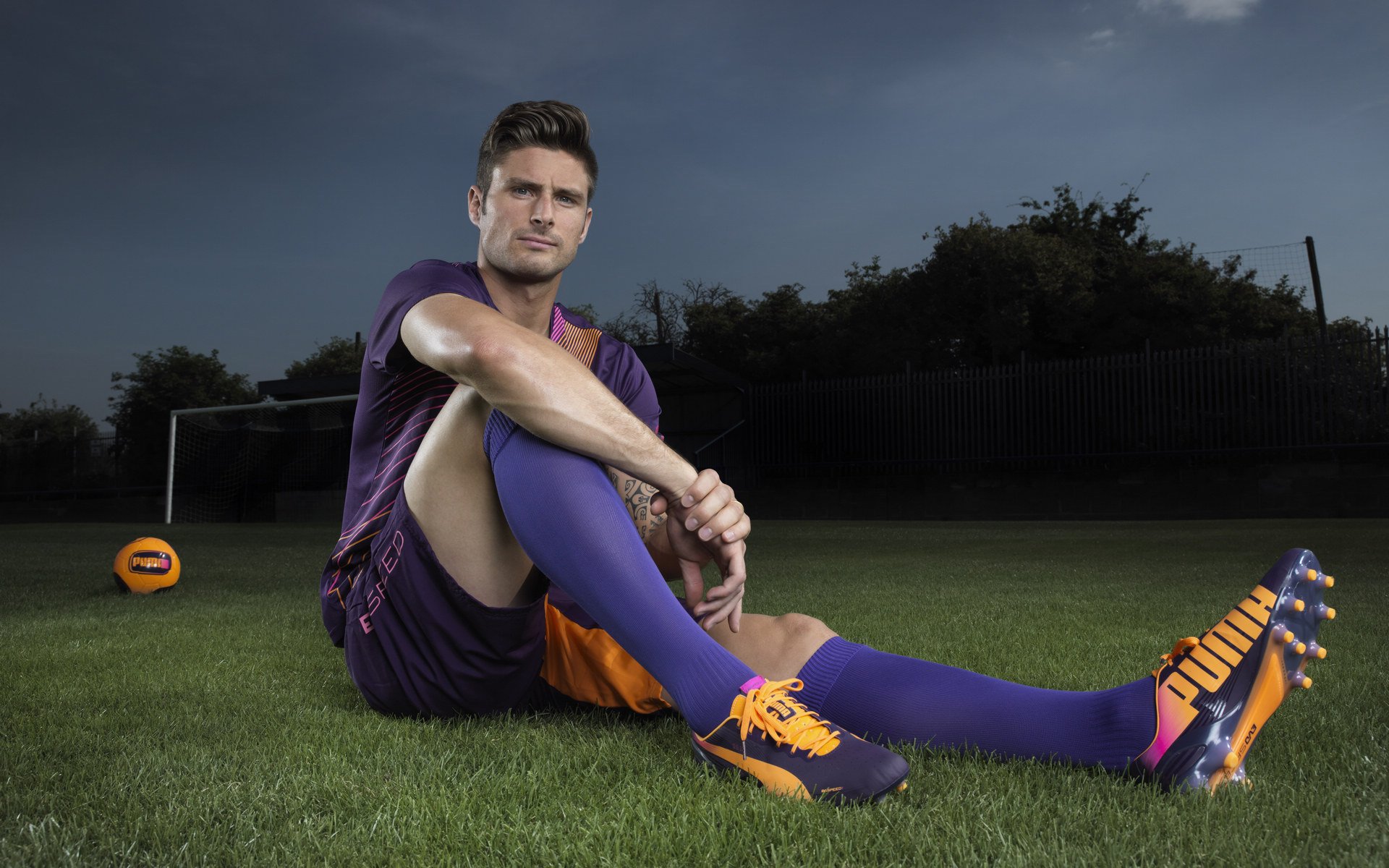 “街头体能达人评选夜” 广场进行引体向上公开挑战